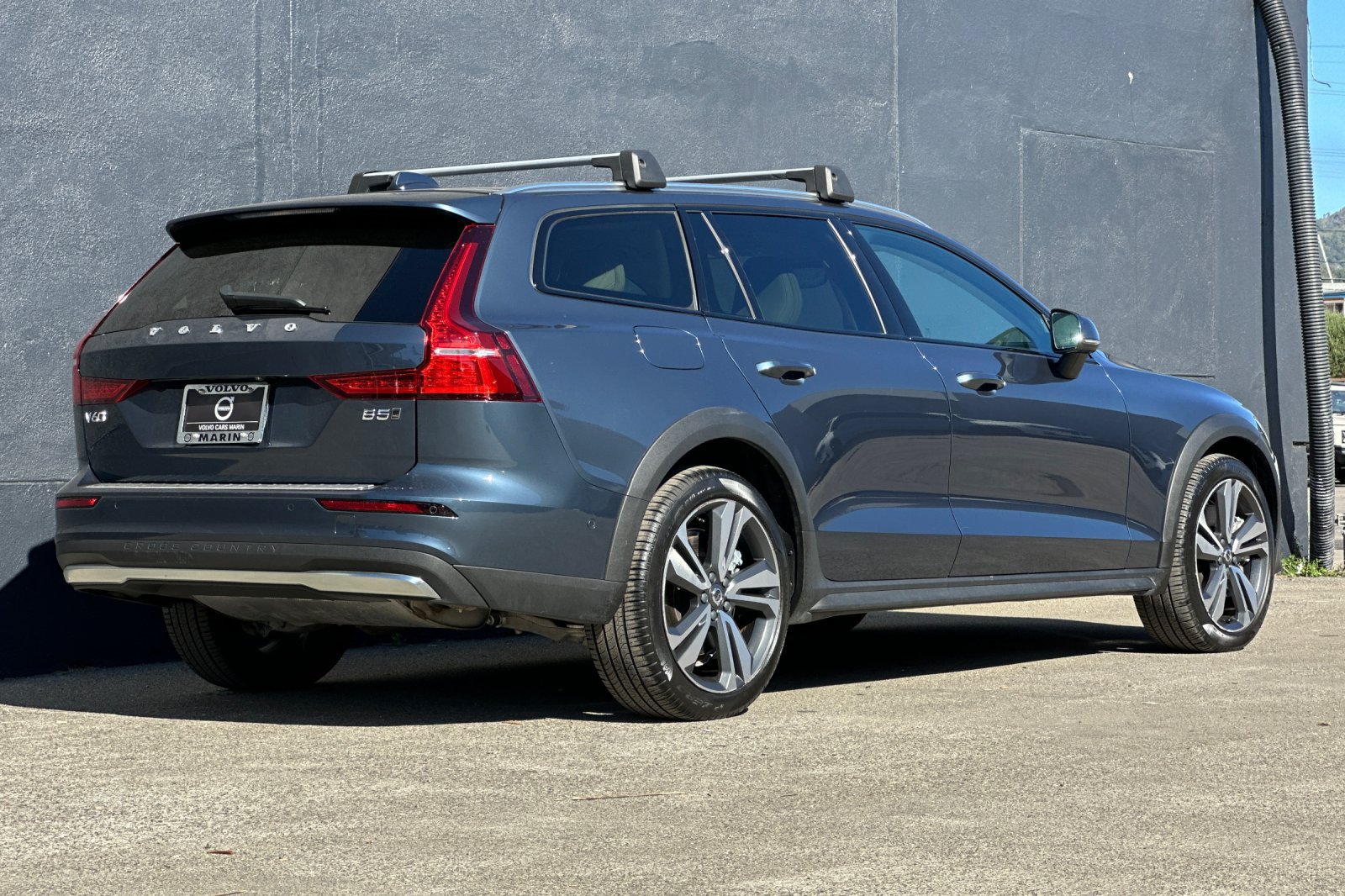 Certified 2025 Volvo V60 B5 Cross Country Plus w/ Protection Package Premier AWD/4WD image 2