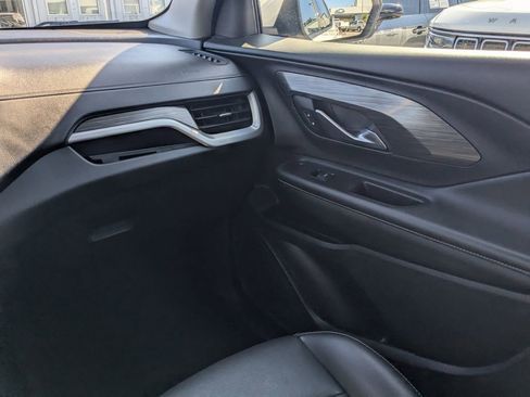 Used 2024 GMC Terrain SLT image 17