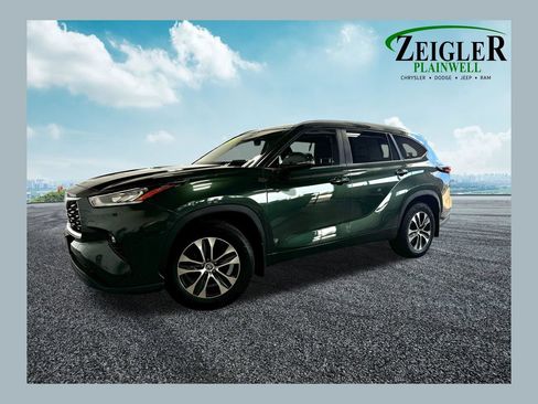 Used 2024 Toyota Highlander XLE AWD/4WD image 1