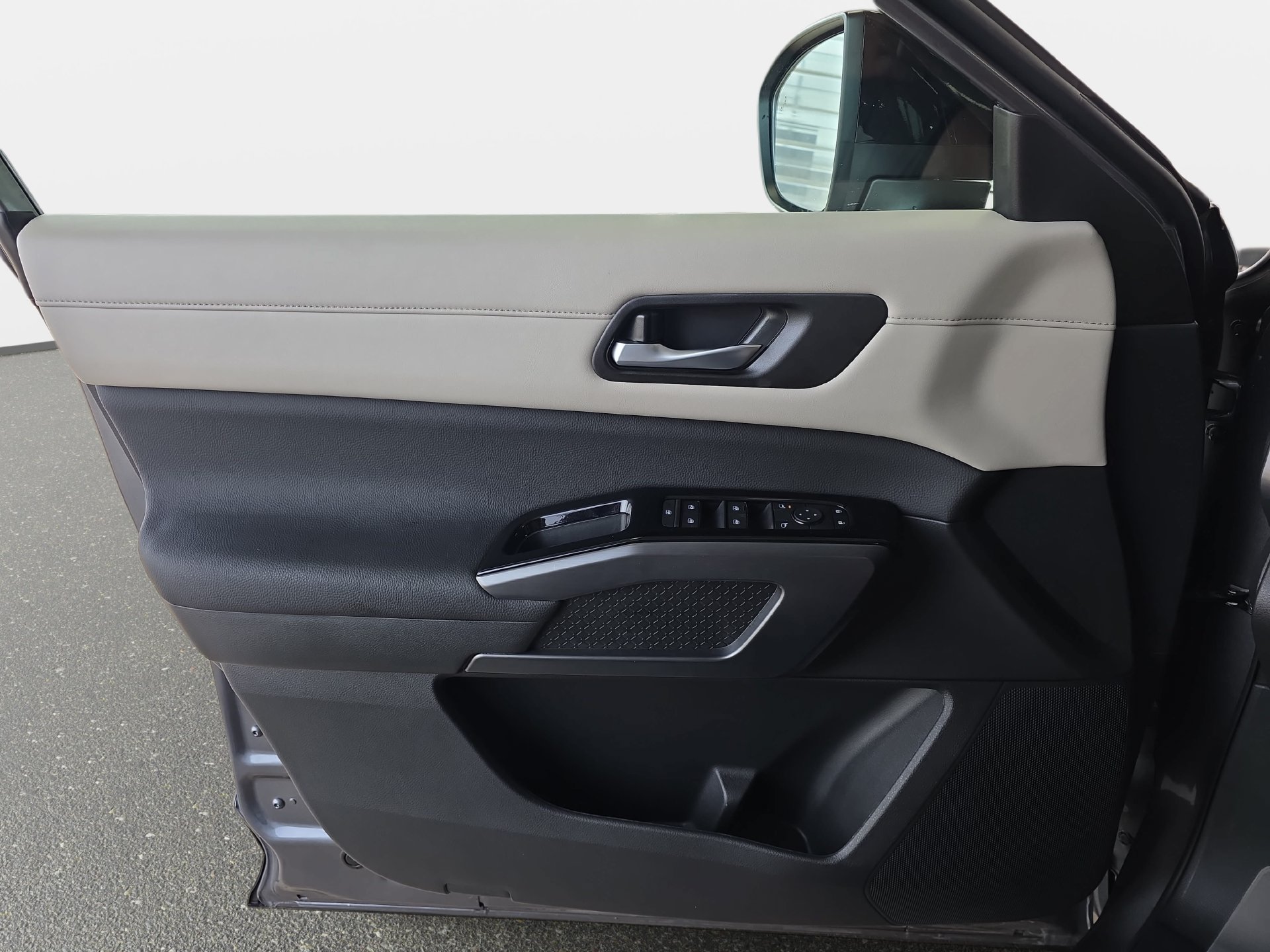 New 2026 Nissan Pathfinder SL w/ Cargo Package FWD image 26