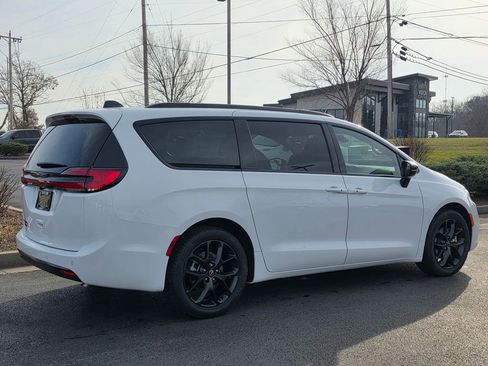 New 2026 Chrysler Pacifica Select image 5