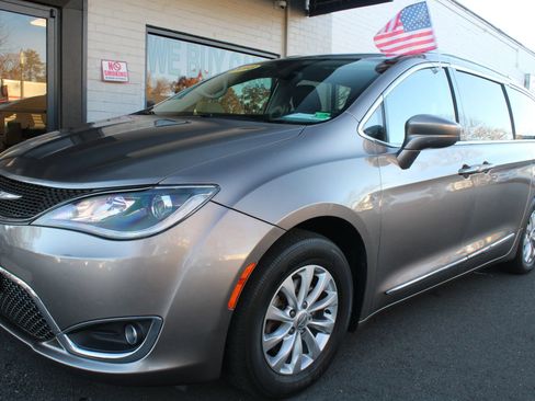 Used 2018 Chrysler Pacifica Touring-L image 5