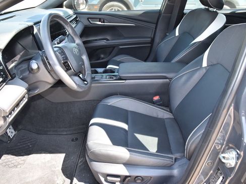 Used 2025 Toyota Camry SE w/ Convenience Package image 10