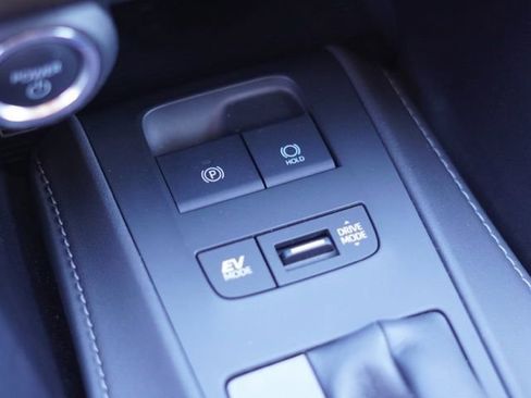 Certified 2024 Toyota Venza LE image 32