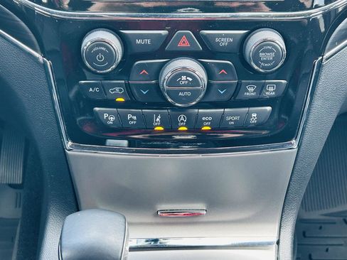 Used 2021 Jeep Grand Cherokee Limited w/ Luxury Group II image 24