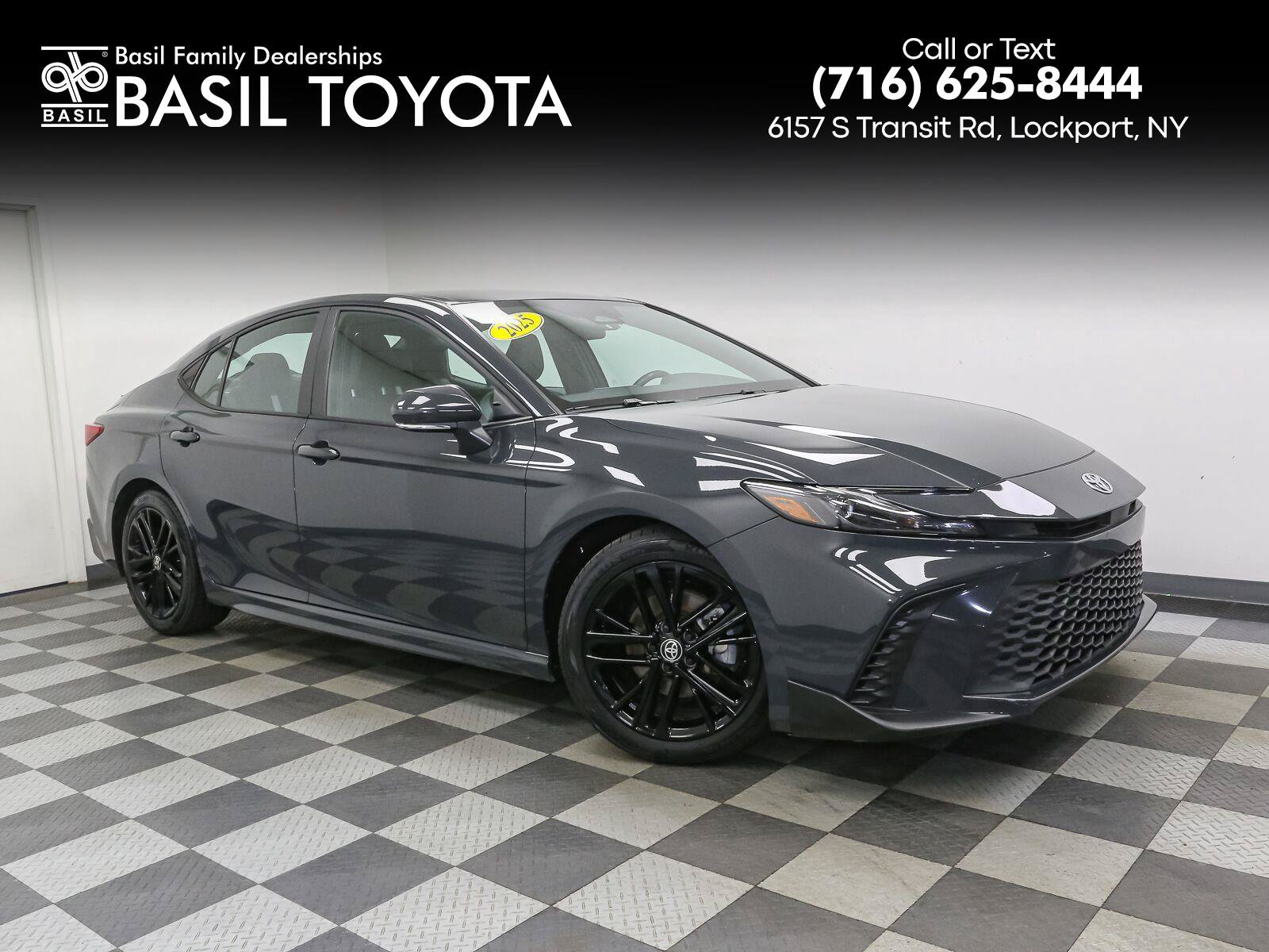 Used 2025 Toyota Camry SE FWD image 1