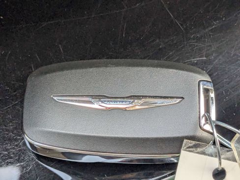 Used 2023 Chrysler Pacifica Limited FWD image 39