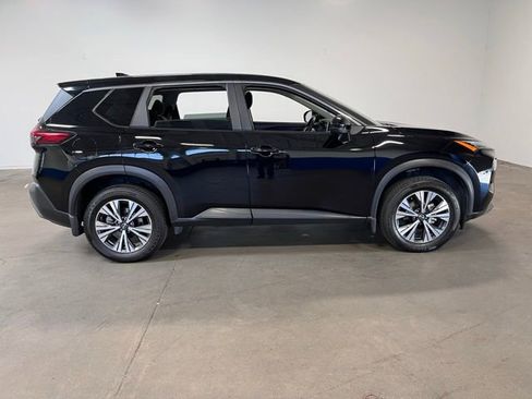Used 2022 Nissan Rogue SV image 2
