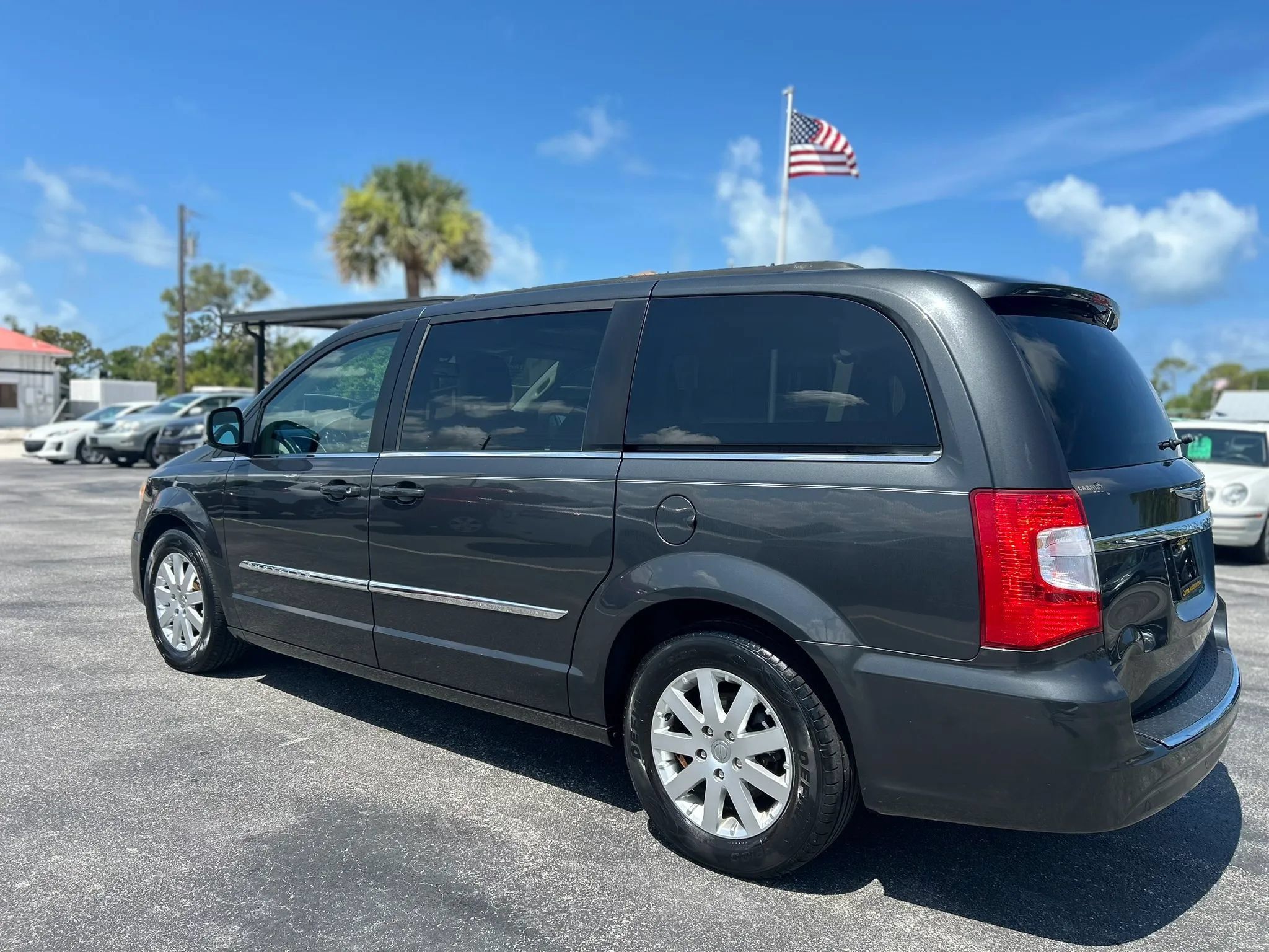 Used 2011 Chrysler Town & Country Touring-L FWD image 8