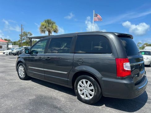 Used 2011 Chrysler Town & Country Touring-L FWD image 8