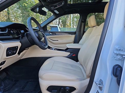 Used 2022 Jeep Grand Cherokee Limited 4xe image 15