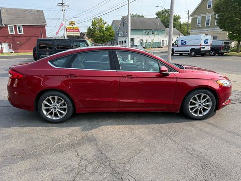 Used 2017 Ford Fusion SE w/ Fusion SE Technology Package FWD image 4