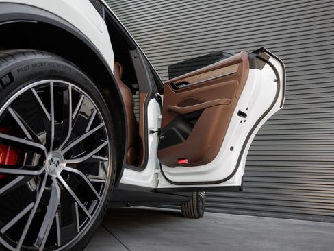 Certified 2025 Porsche Macan 4S Electric AWD/4WD image 33