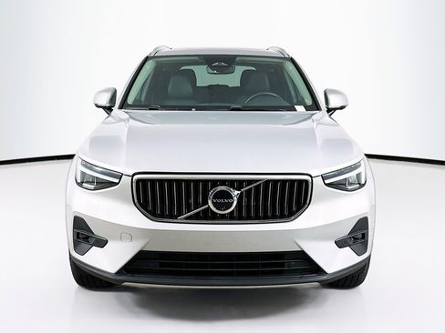 Used 2025 Volvo XC40 B5 Plus image 2