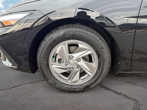 Certified 2025 Hyundai Elantra SE image 14