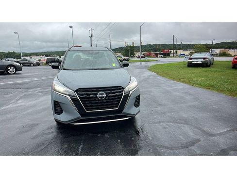 Used 2023 Nissan Kicks SR image 2