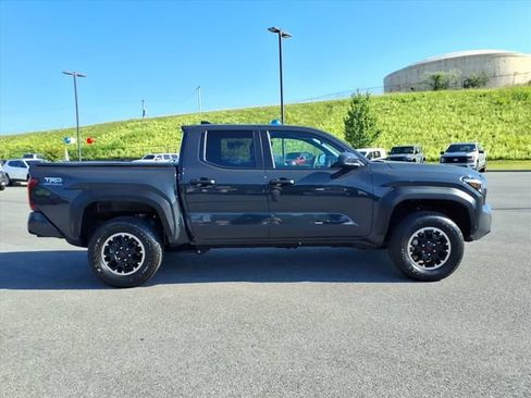 Used 2025 Toyota Tacoma TRD Off-Road AWD/4WD image 5