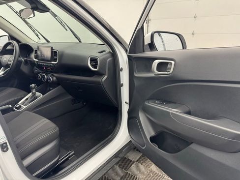 Used 2025 Hyundai Venue SEL FWD image 29