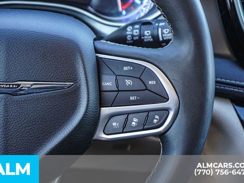 Used 2024 Chrysler Pacifica Select image 33