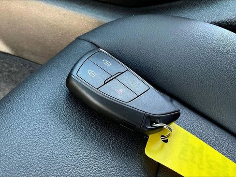 Used 2024 GMC Canyon Elevation w/ Elevation Premium Package image 9