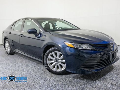 Used 2018 Toyota Camry LE w/ Convenience Package FWD image 1