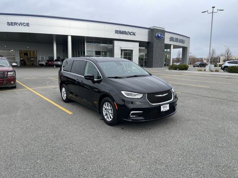 Used 2024 Chrysler Pacifica Touring-L FWD image 12