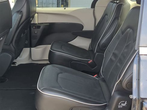Used 2023 Chrysler Pacifica Limited image 26