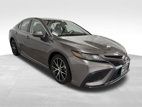 Used 2021 Toyota Camry SE image 3