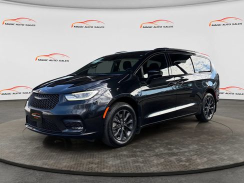 Used 2021 Chrysler Pacifica Touring w/ Cold Weather Group AWD/4WD image 1