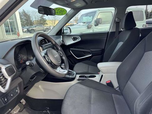 Used 2022 Kia Soul LX image 9