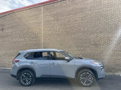 Used 2025 Nissan Rogue SL w/ Tech Package image 6