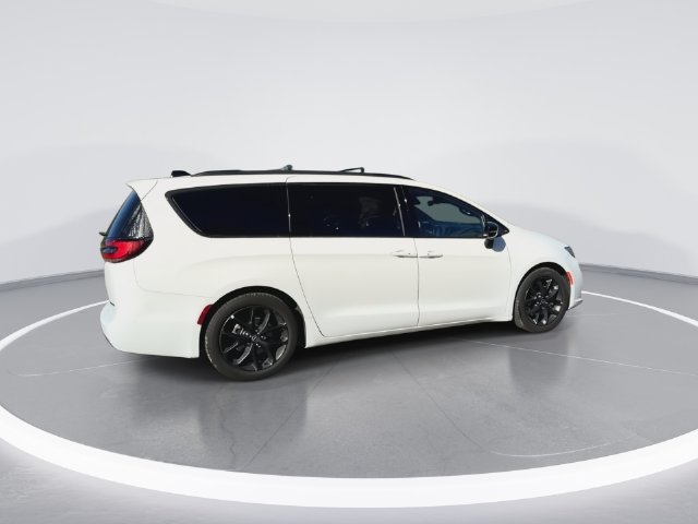 Used 2025 Chrysler Pacifica Limited FWD image 3
