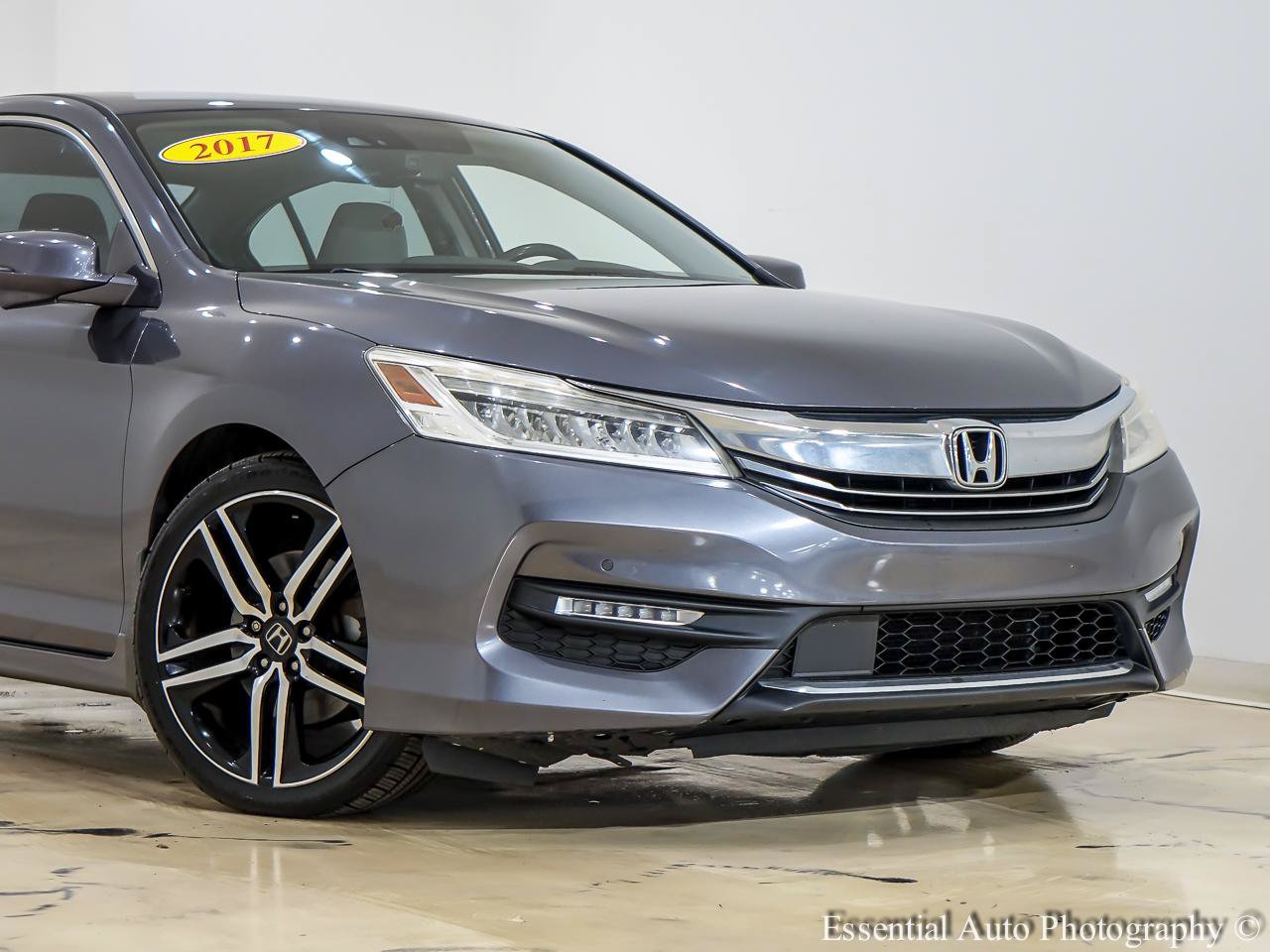 Used 2017 Honda Accord Touring image 2