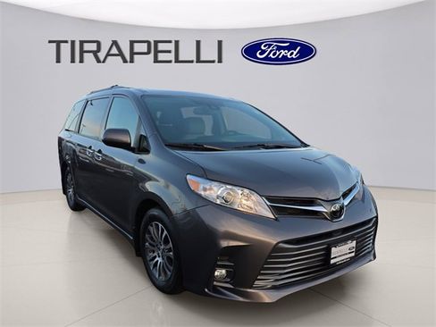 Used 2020 Toyota Sienna Limited image 5
