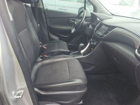 Used 2020 Chevrolet Trax LT w/ LT Convenience Package image 17