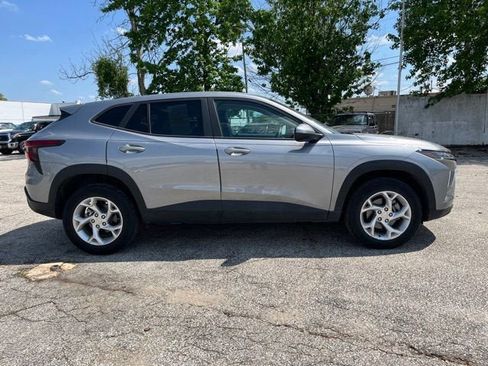 Used 2025 Chevrolet Trax LS w/ LS Convenience Package FWD image 5