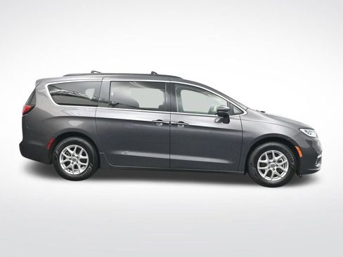 Used 2022 Chrysler Pacifica Touring-L image 4