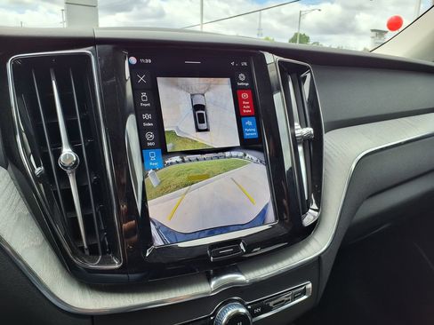 Certified 2025 Volvo XC60 B5 Plus AWD/4WD image 33
