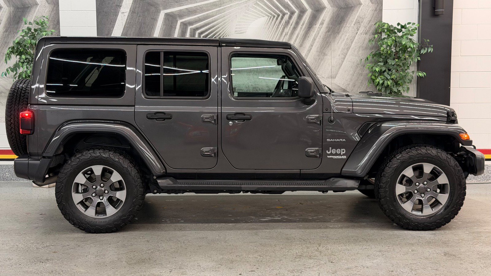 Used 2019 Jeep Wrangler Unlimited Sahara AWD/4WD image 5