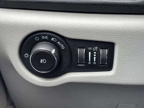 Used 2018 Chrysler Pacifica Touring-L image 9