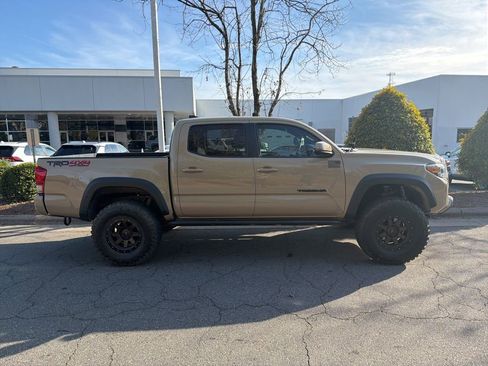 Used 2017 Toyota Tacoma TRD Off-Road image 3