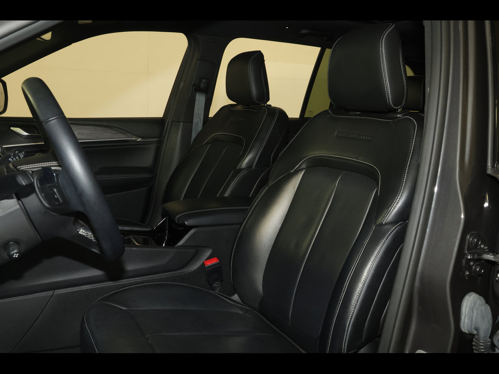 Used 2022 Jeep Grand Cherokee Overland AWD/4WD image 25
