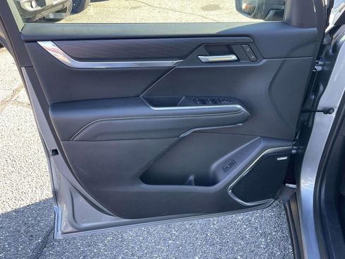 Used 2025 GMC Acadia Elevation image 22