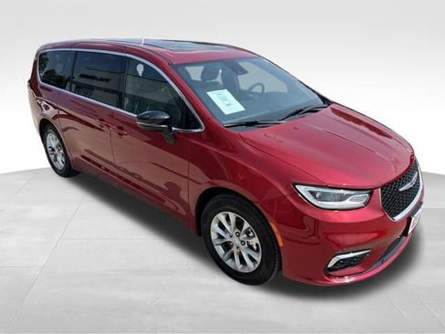 Used 2026 Chrysler Pacifica Limited FWD image 13