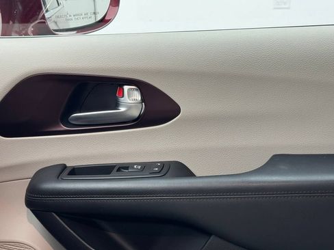 Used 2017 Chrysler Pacifica Limited FWD image 53