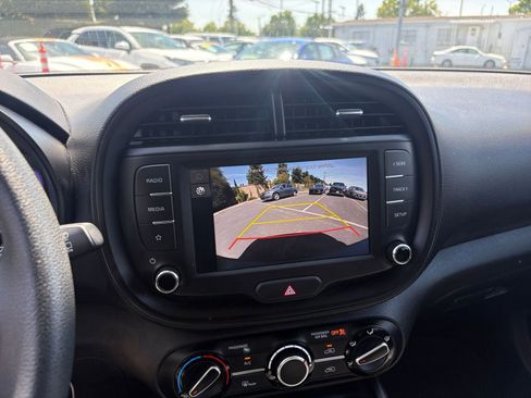 Used 2025 Kia Soul LX w/ LX Technology Package FWD image 22