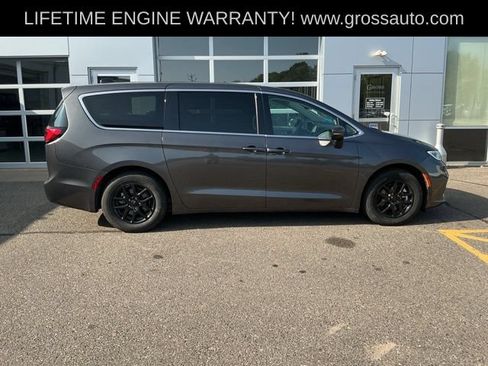 Used 2023 Chrysler Pacifica Touring-L FWD image 8