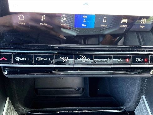 Certified 2024 Jeep Wagoneer L Series II w/ Flexible Seating Group AWD/4WD image 17