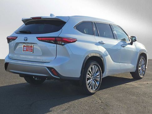 Used 2023 Toyota Highlander Platinum image 3