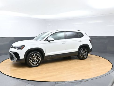 Used 2025 Volkswagen Taos SE FWD image 42